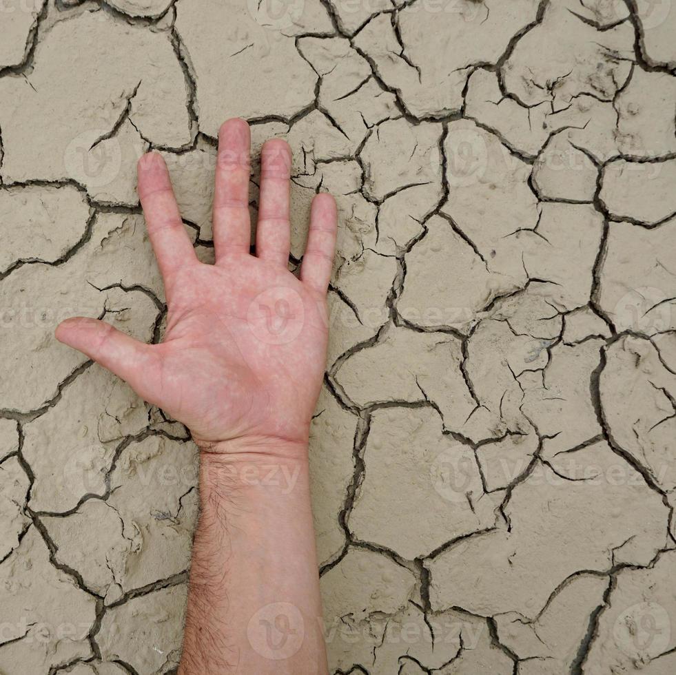 Hand auf den Boden gestikulierend foto