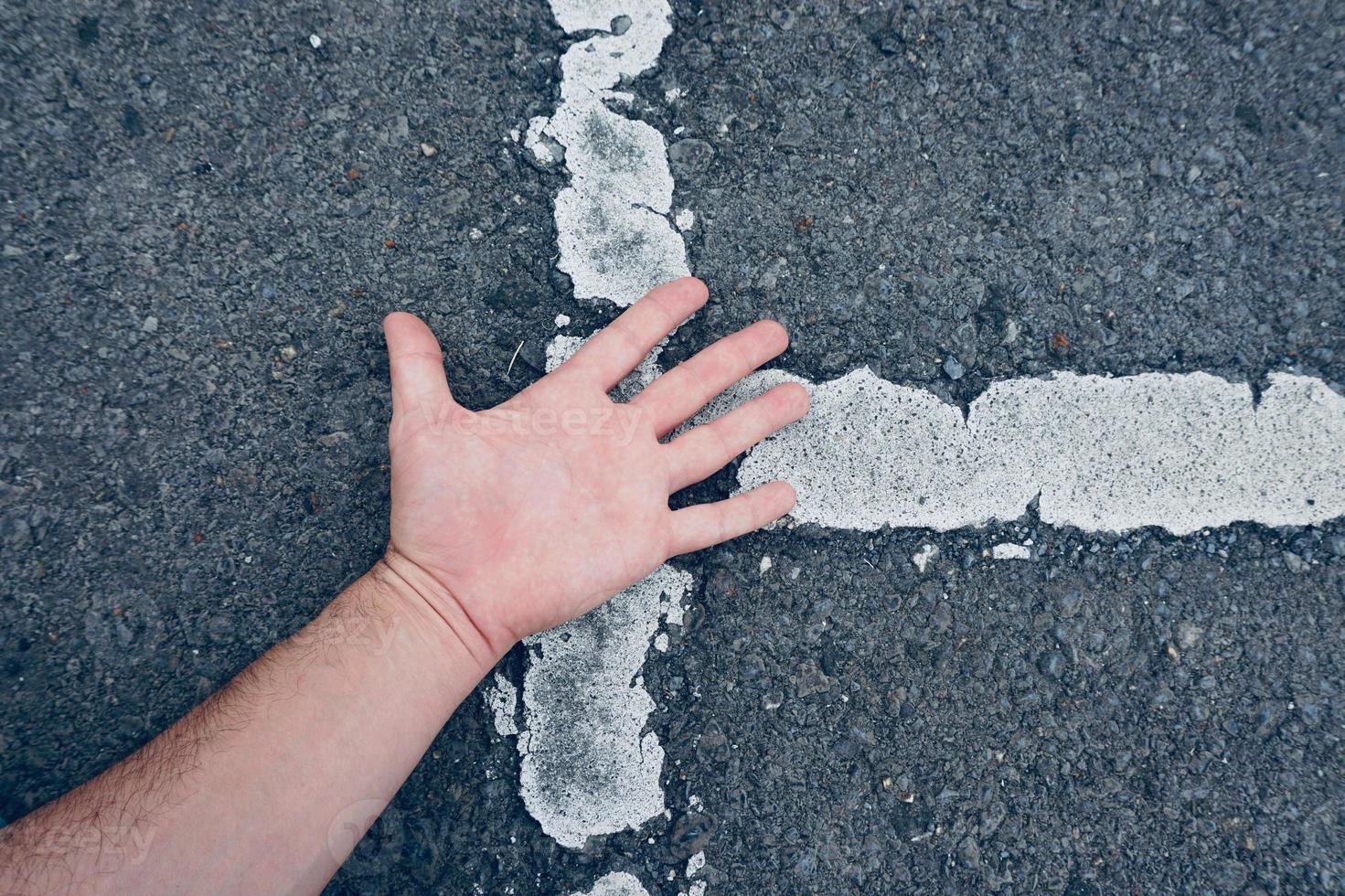 Hand auf den Boden gestikulierend foto