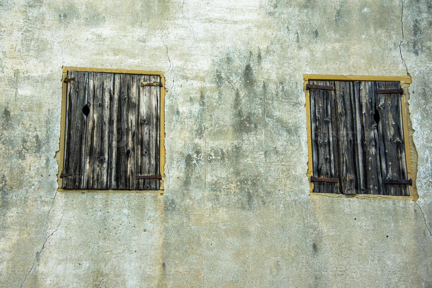 zwei geschlossene Holzfenster foto