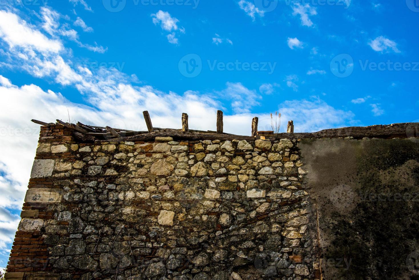 Steinmauer und Himmel foto