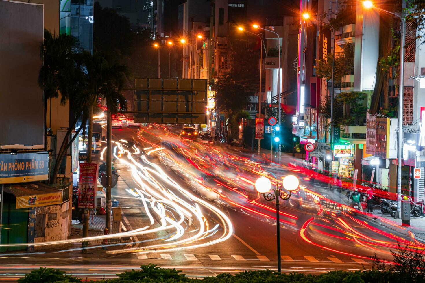 ho Chi minh Stadt, Vietnam - - apr 14, 2023 der Verkehr Marmelade beim sterben bien phu Kreisel mit es ist viergesichtig Uhr Turm ein Symbol von ho Chi minh Stadt. Licht Weg von Autos. foto