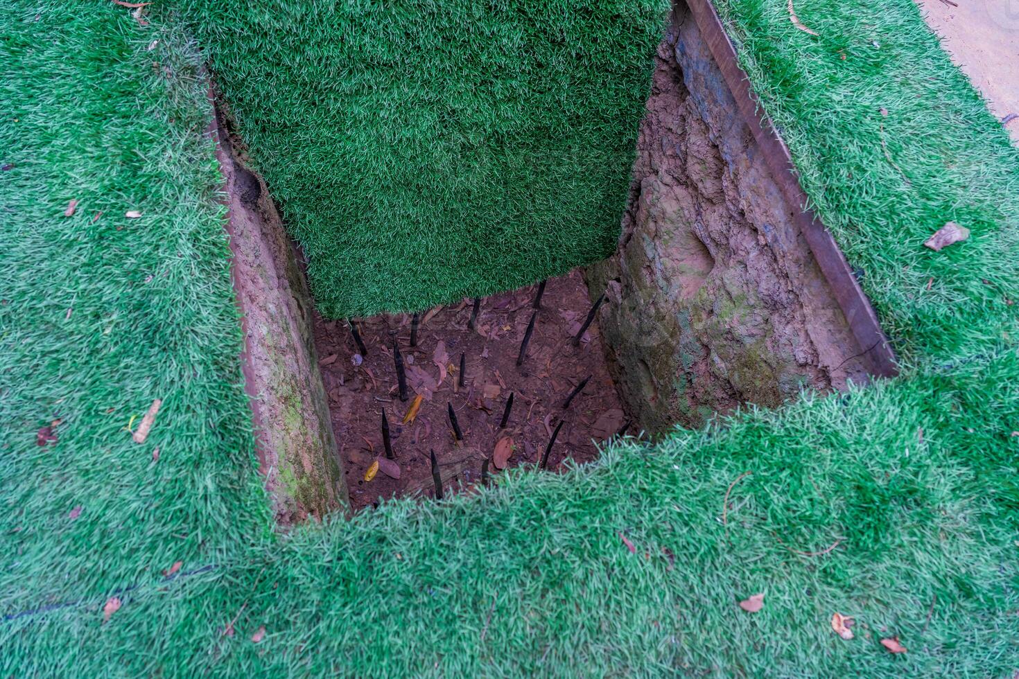 das cu Chi Tunnel. das Mitarbeiter zeigen verwenden das Falle im cu Chi Tunnel. es ist benutzt im Vietnam Krieg. berühmt Tourist Attraktion im Vietnam. Lager Foto