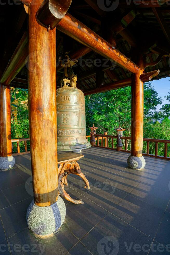 das Glocke Turm beim Linh qui phap ein Tempel, in der Nähe von bao loc Stadt, lam dong Provinz, Vietnam. foto