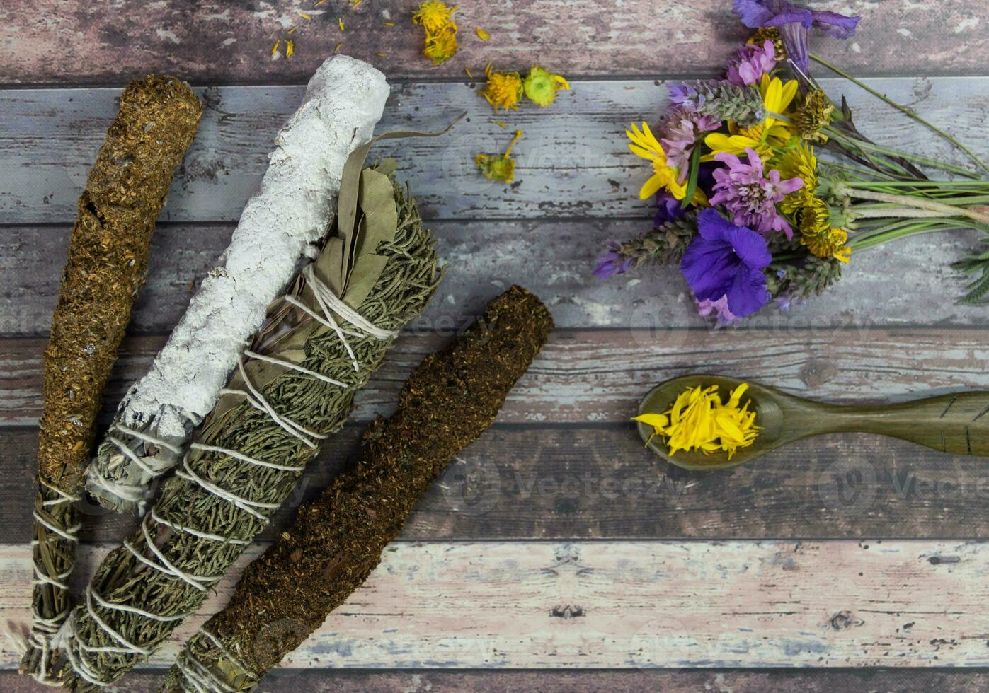 sahumos, handgemacht Weihrauch gemacht mit Kräuter und Blumen, zum Reinigung Rituale foto