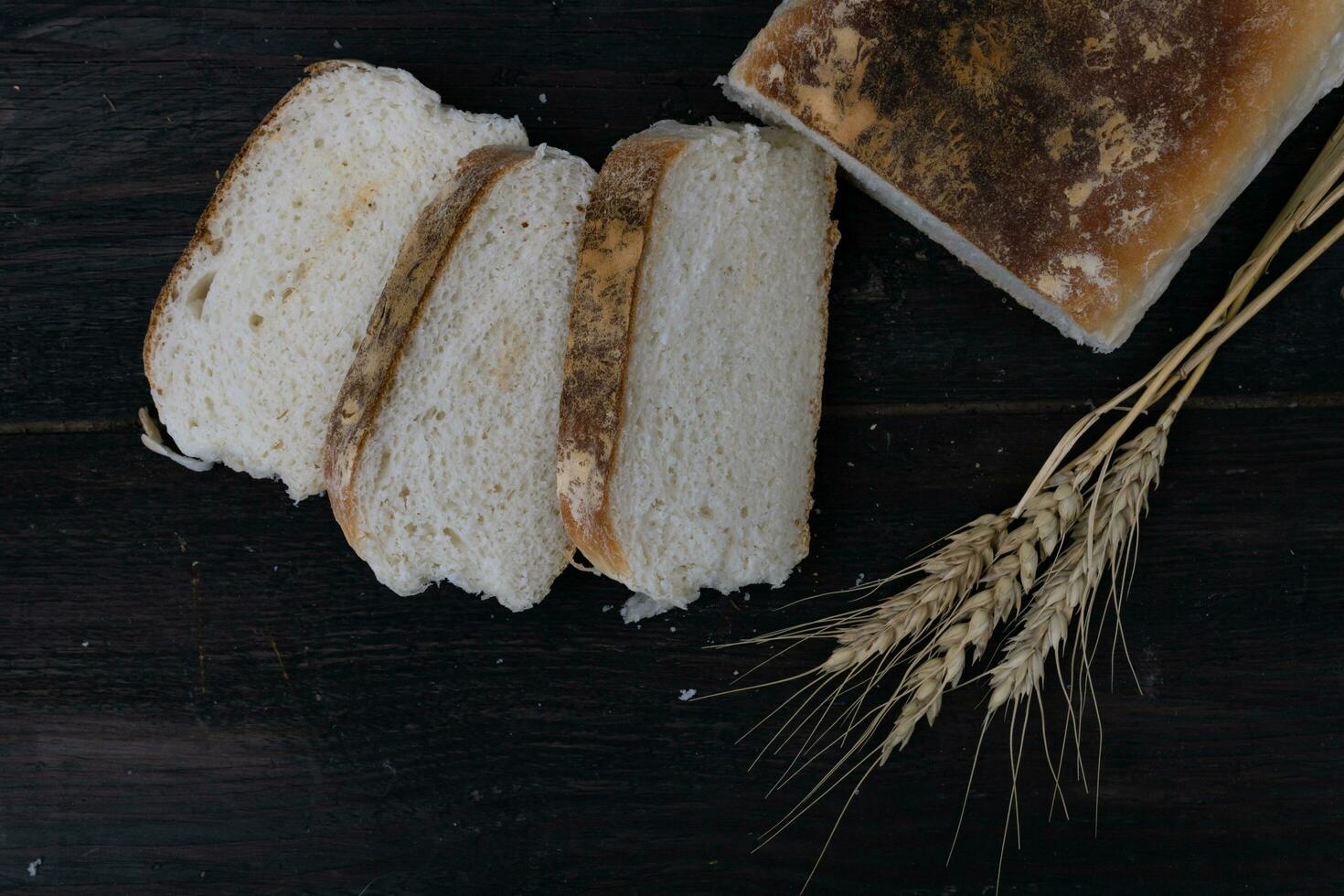 hausgemacht Brot mit Weizen Mehl foto