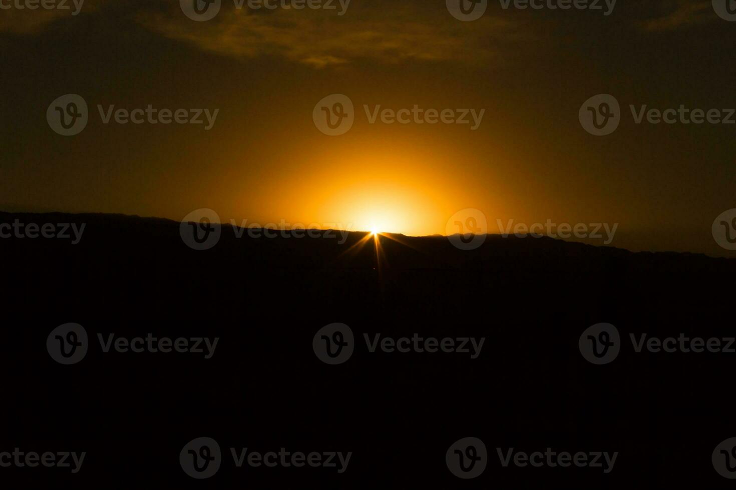 schwarz Silhouette von das Berge beim Sonnenuntergang mit golden Himmel foto