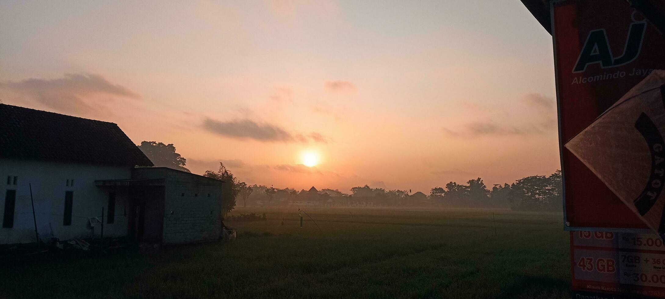 das Sonne steigt an über das Horizont foto