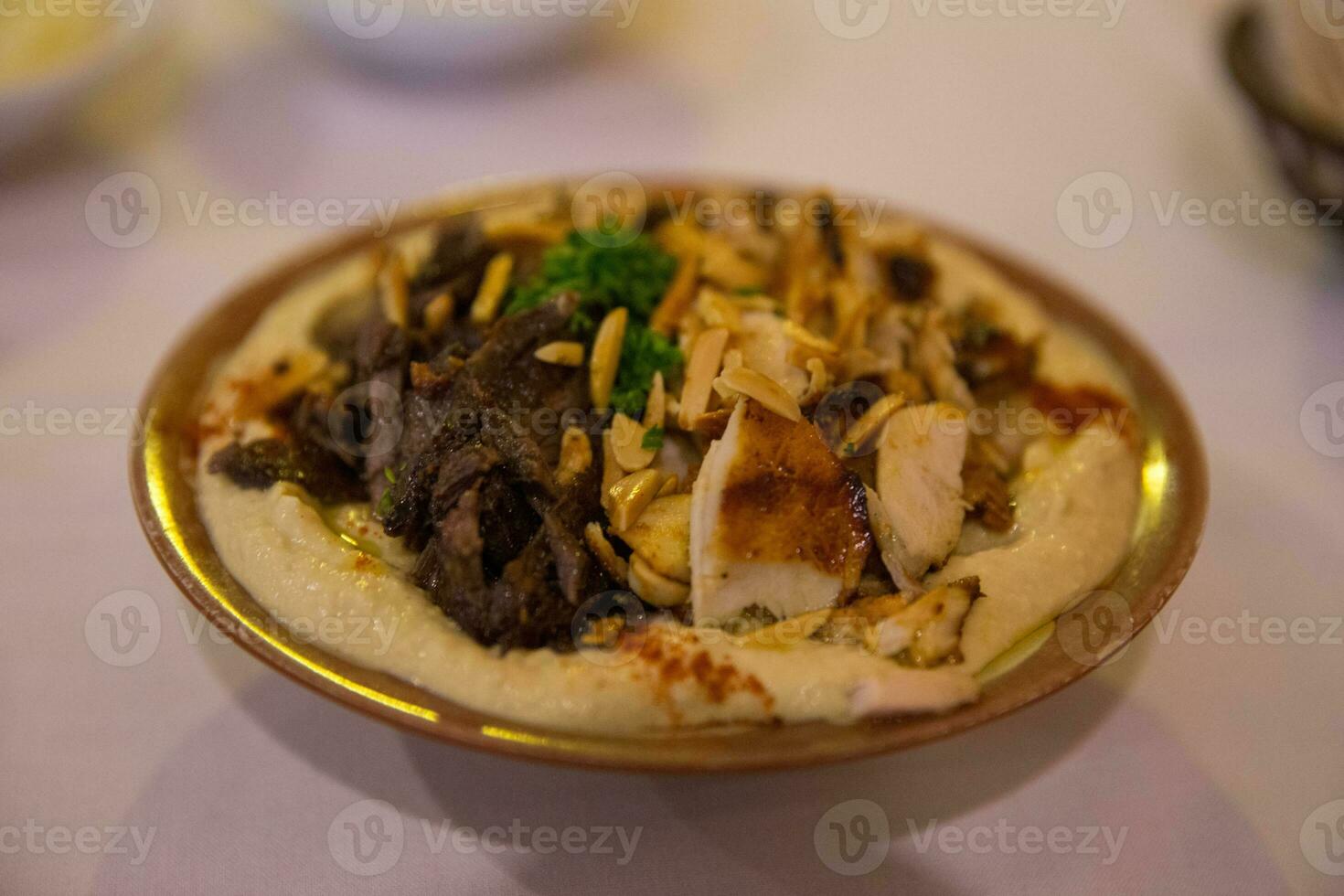 geladen Hummis mit Rindfleisch und Hähnchen foto