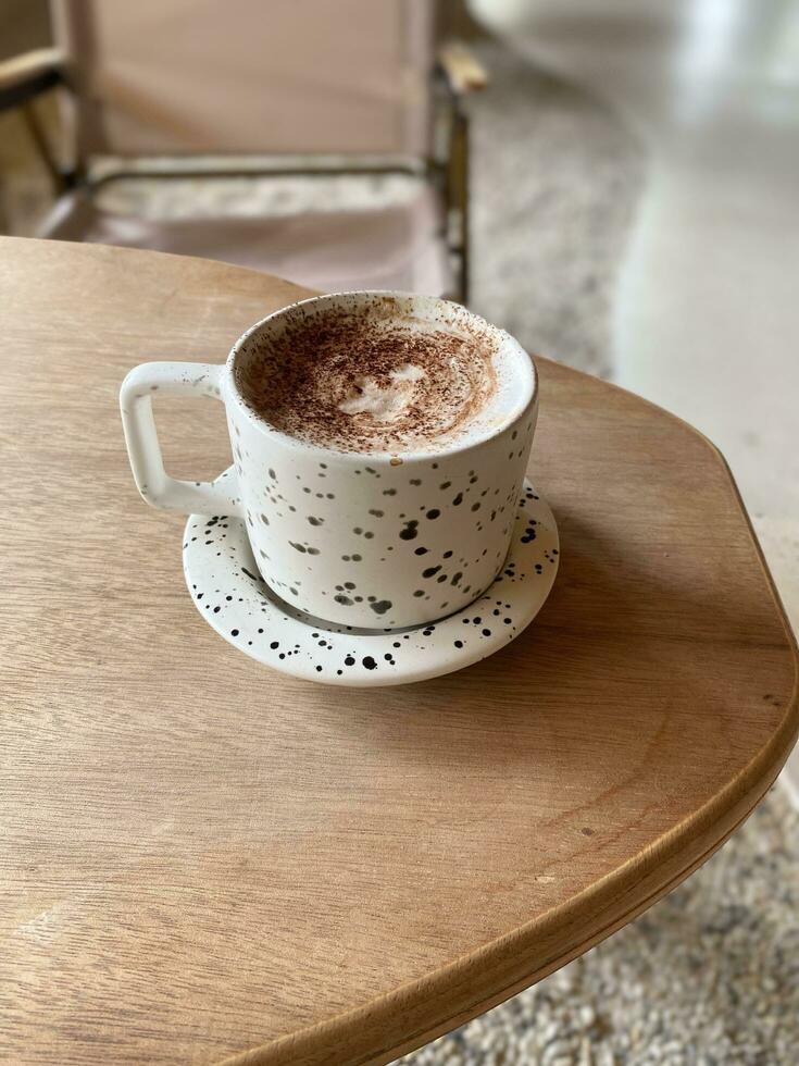 heiße Kaffeetasse auf Holztisch foto