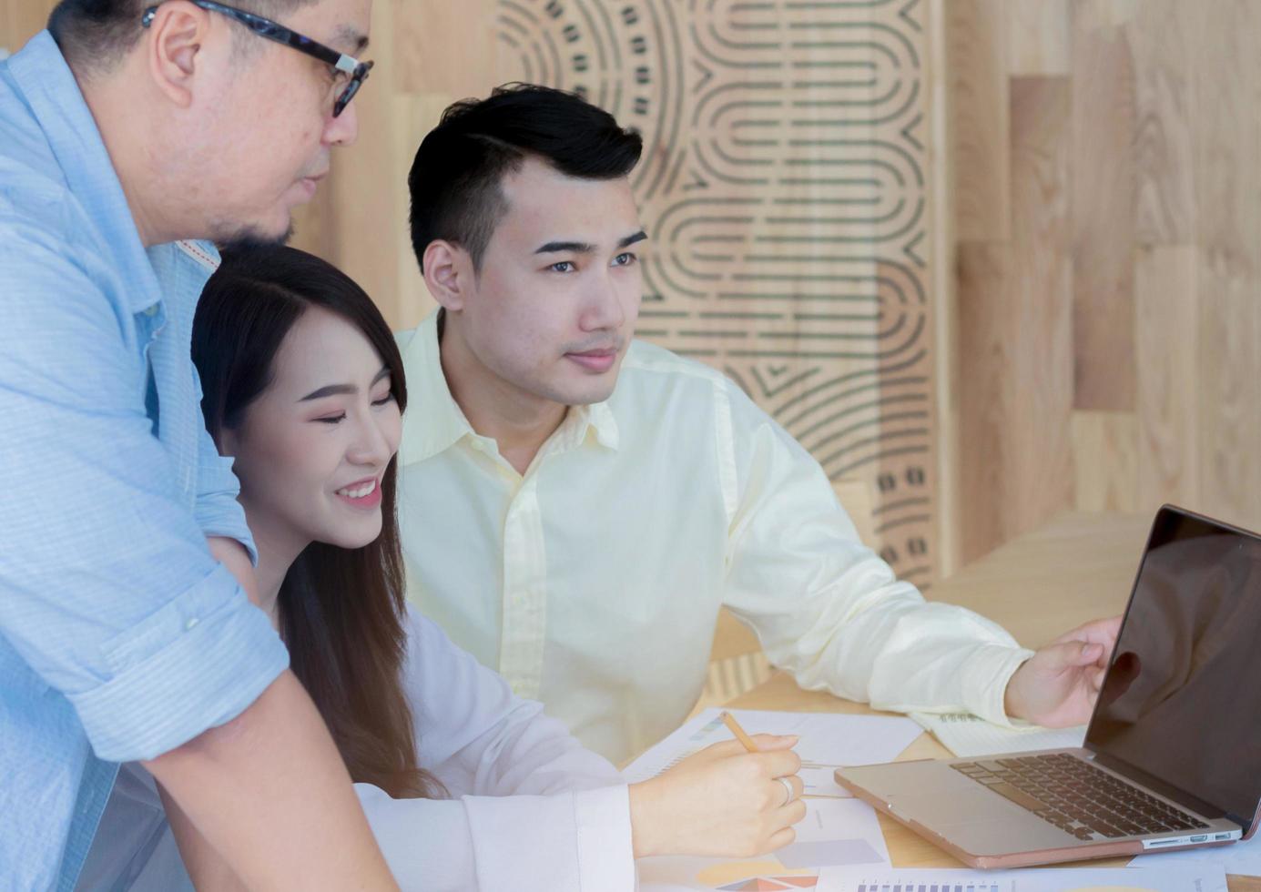 asiatische Geschäftsleute unterrichten Jobs für neue Generationen im Büro-Teamwork-Konzept foto