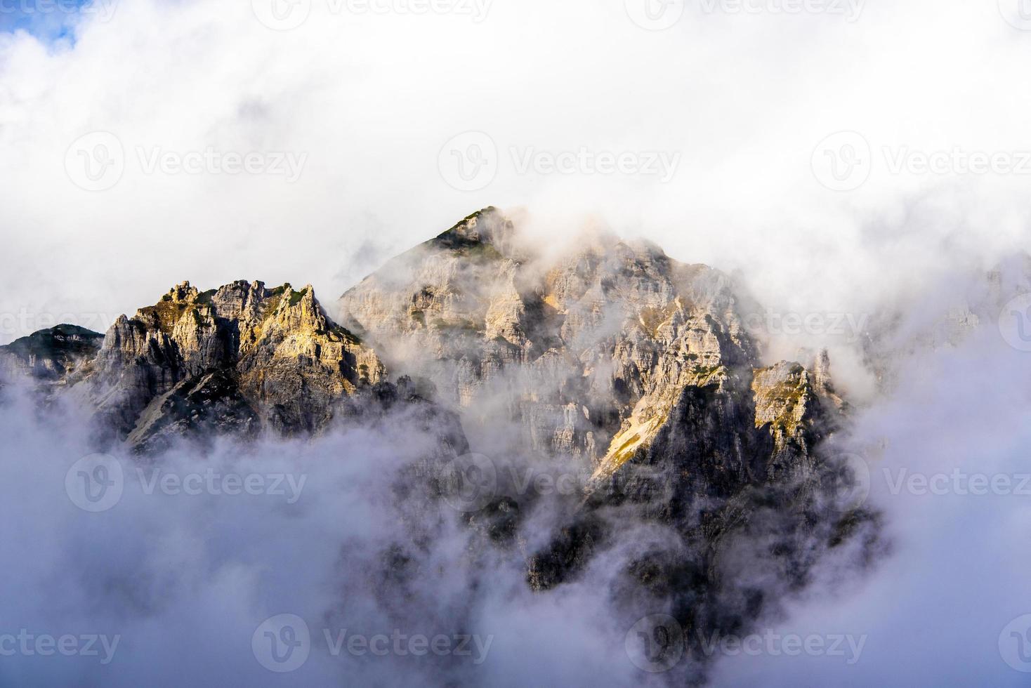 felsige Gipfel und Wolken foto