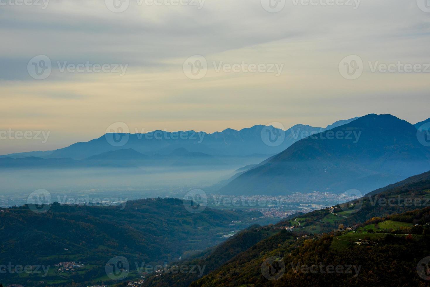 Nebel zwischen Ebenen und Hügeln foto