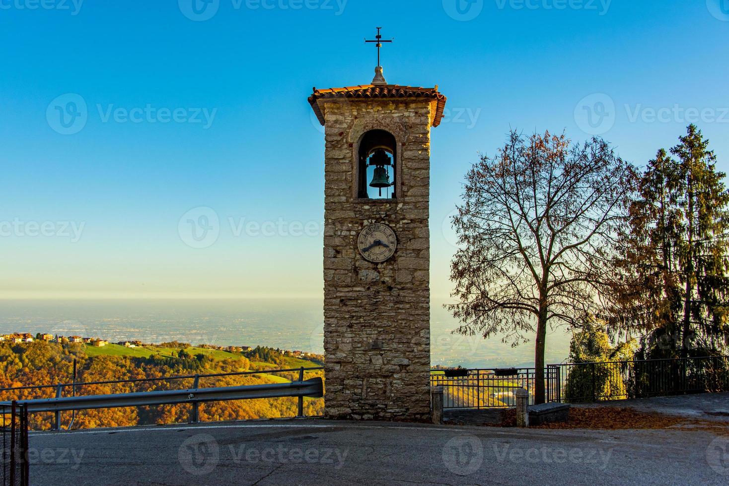 Glockenturm mit Uhr foto