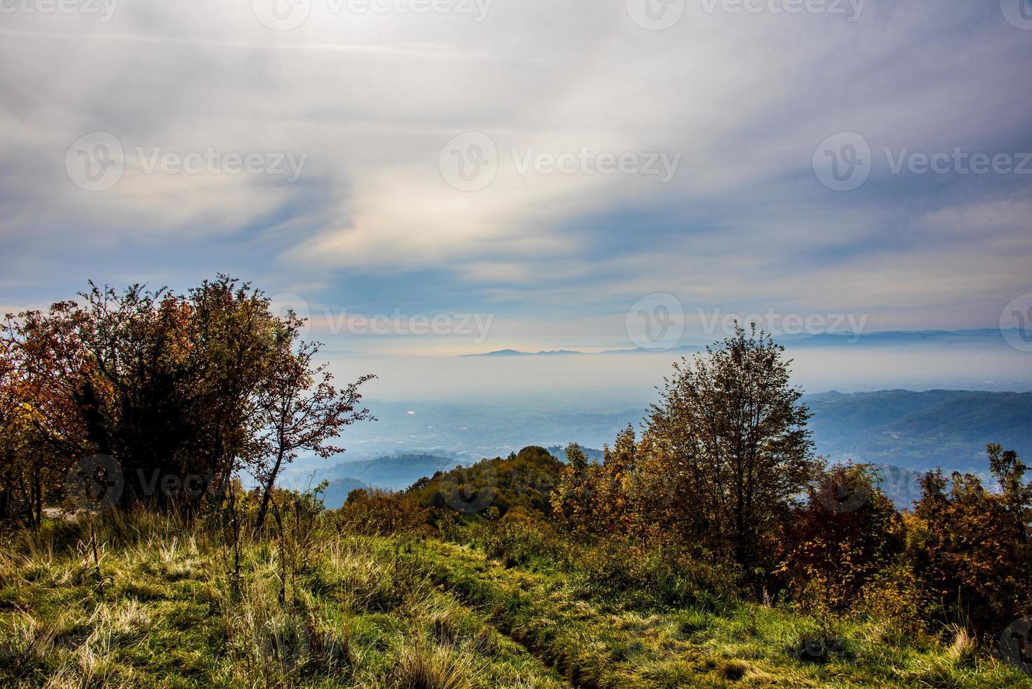 Nebel zwischen Hügeln im Herbst drei foto