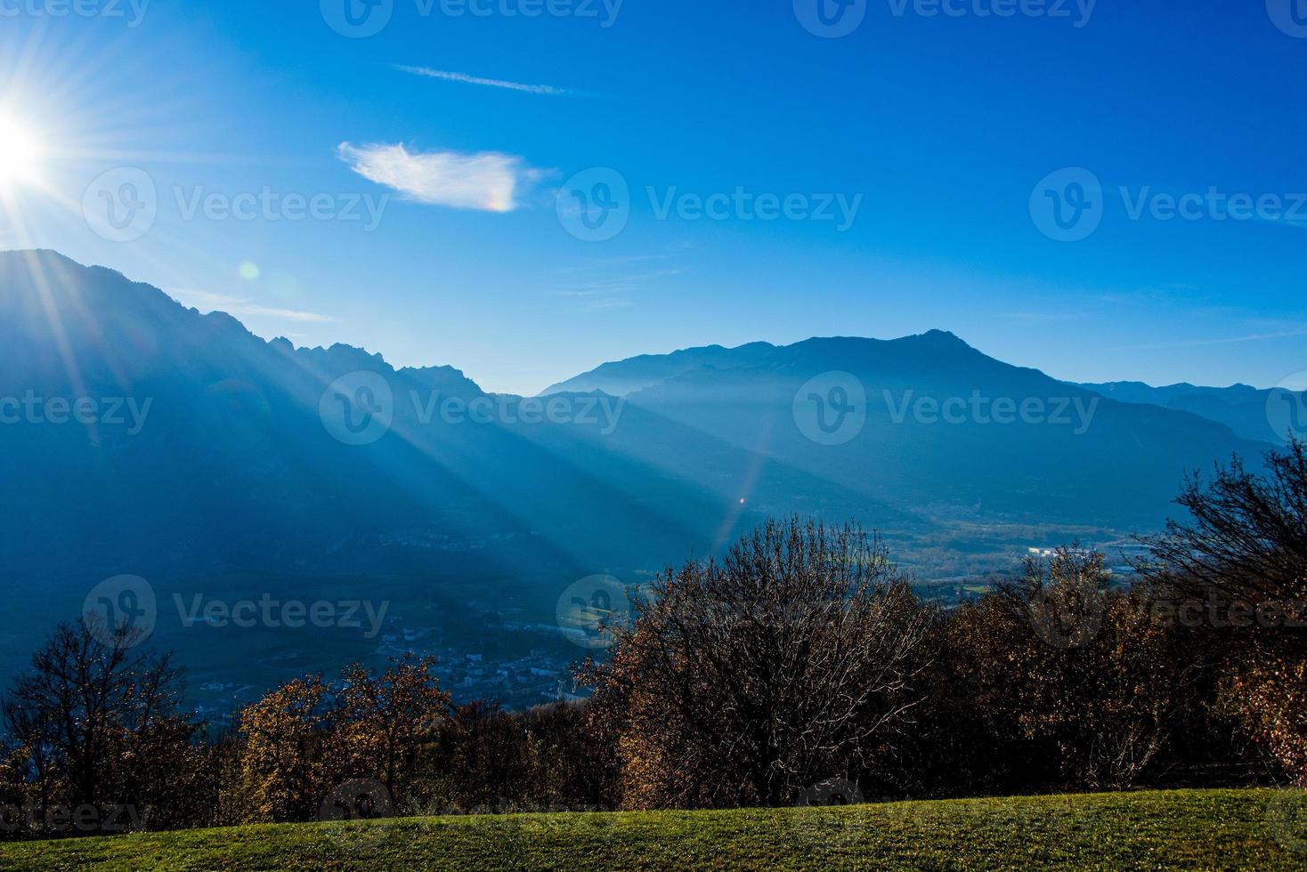 Sonnenstrahlen in den Alpen foto