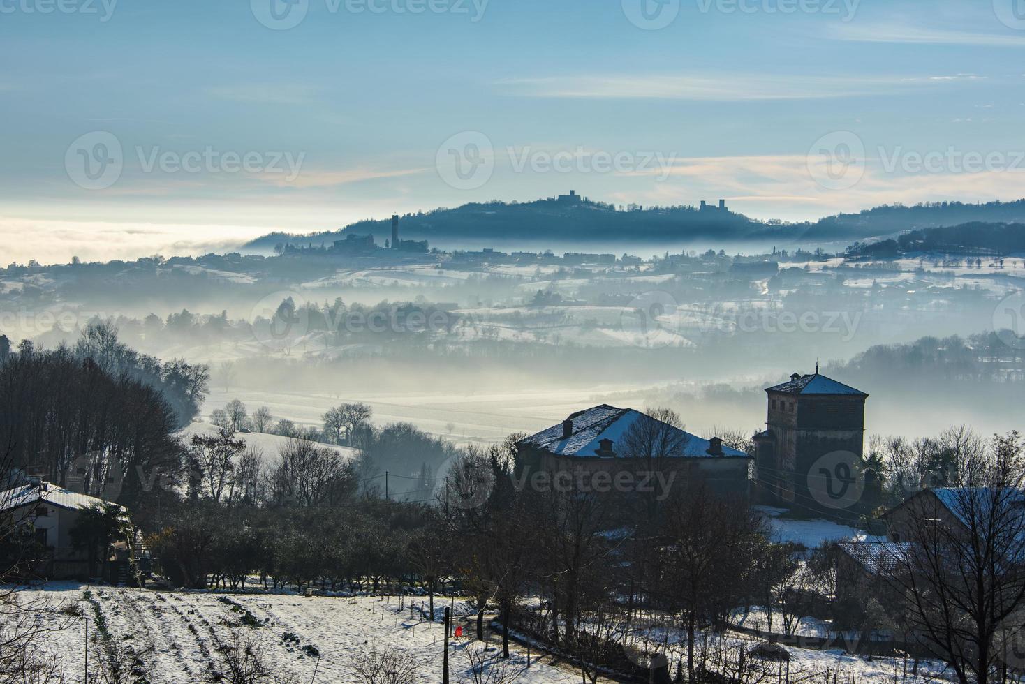 Burgen im Schnee und Nebel zwei foto