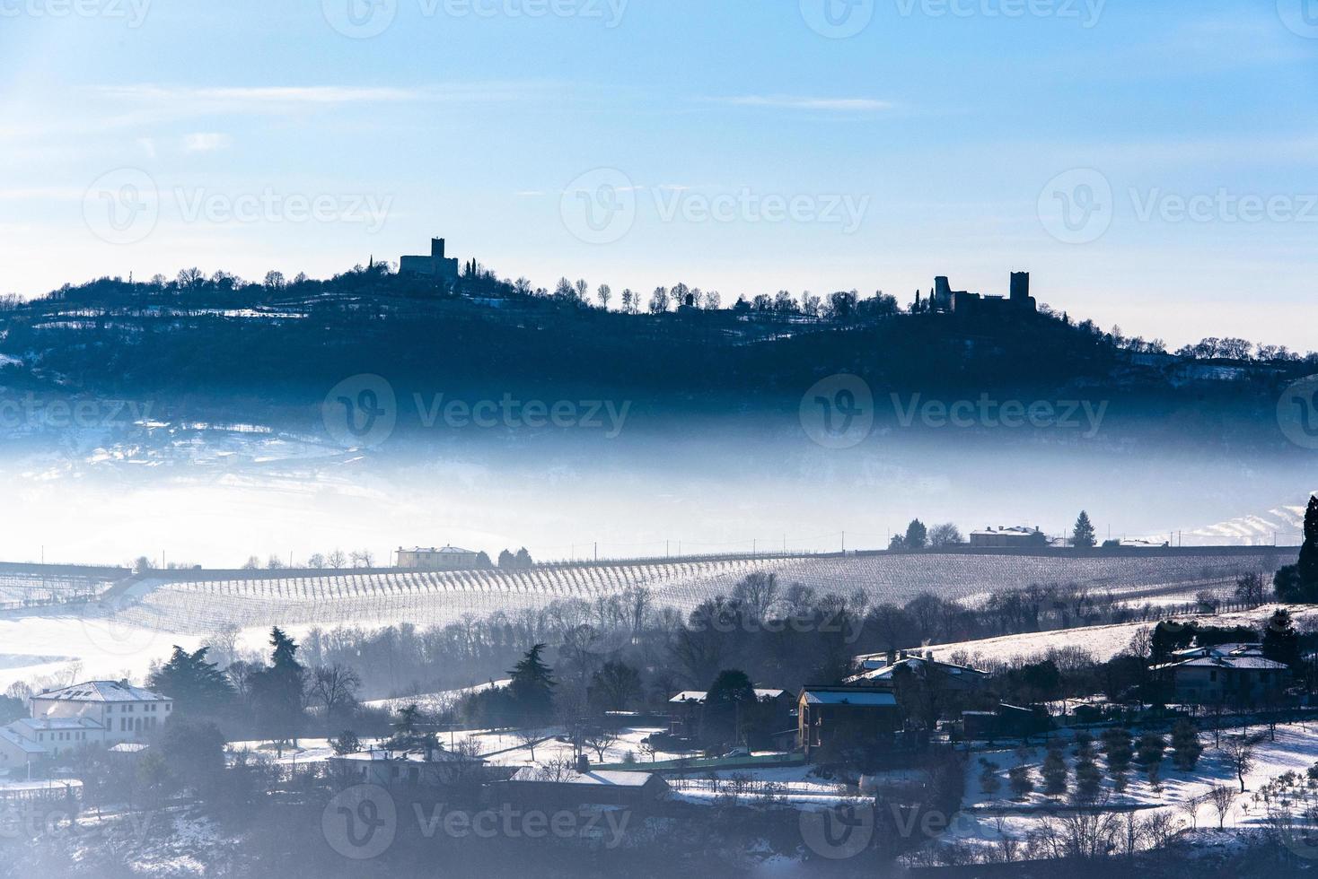 Burgen im Schnee und Nebel foto