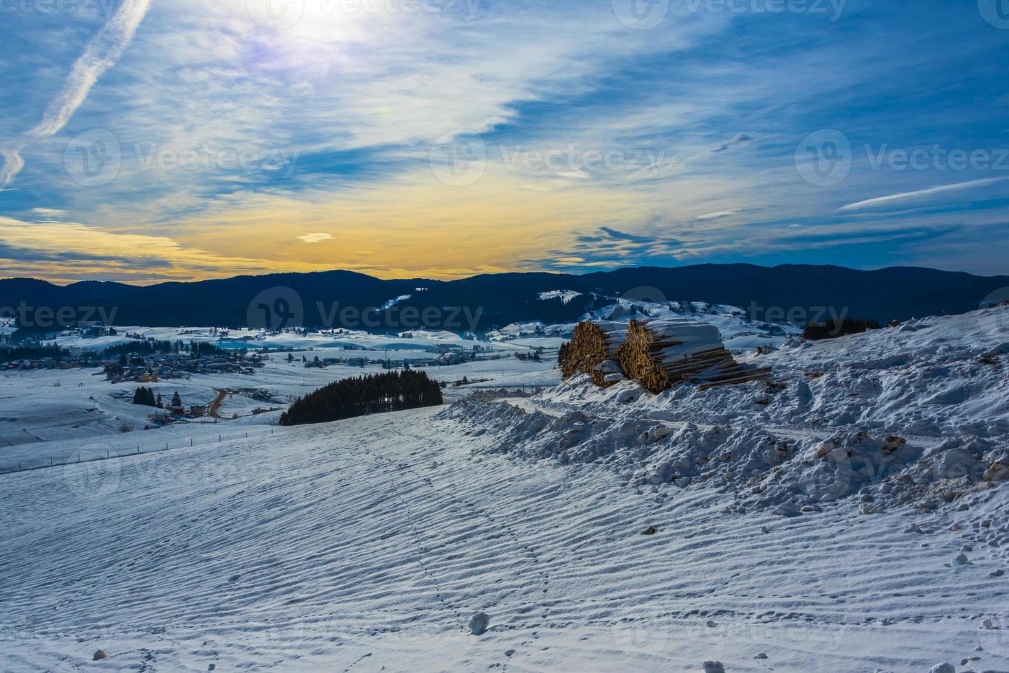 verschneite Landschaft gegen Sonnenuntergang foto