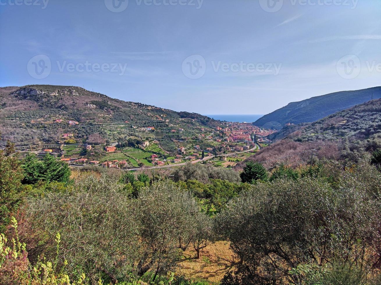 Finale Ligure, Küstenlandschaft mit Feldern und Bergen foto