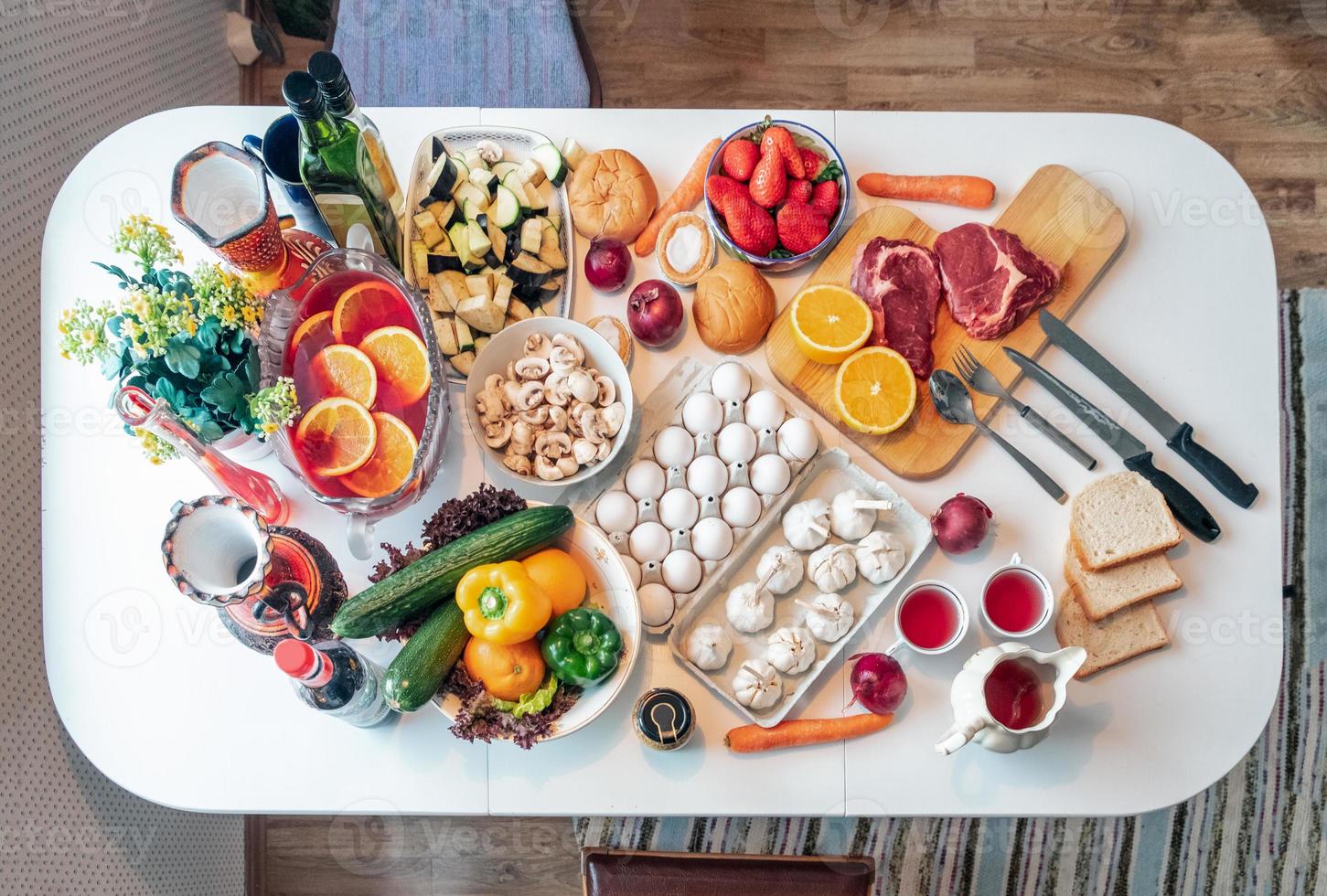 Rohkost Rindfleisch Ei mit gesundem Essen Gemüse Obst gekocht auf dem Tisch auf dem Tisch gekocht foto