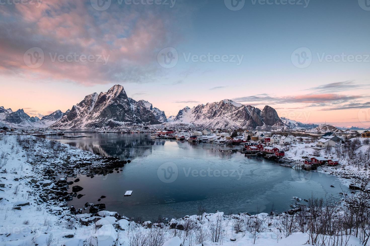 Aussichtspunkt der Schneegebirgsreflexion an der Küste im reinen Dorf foto