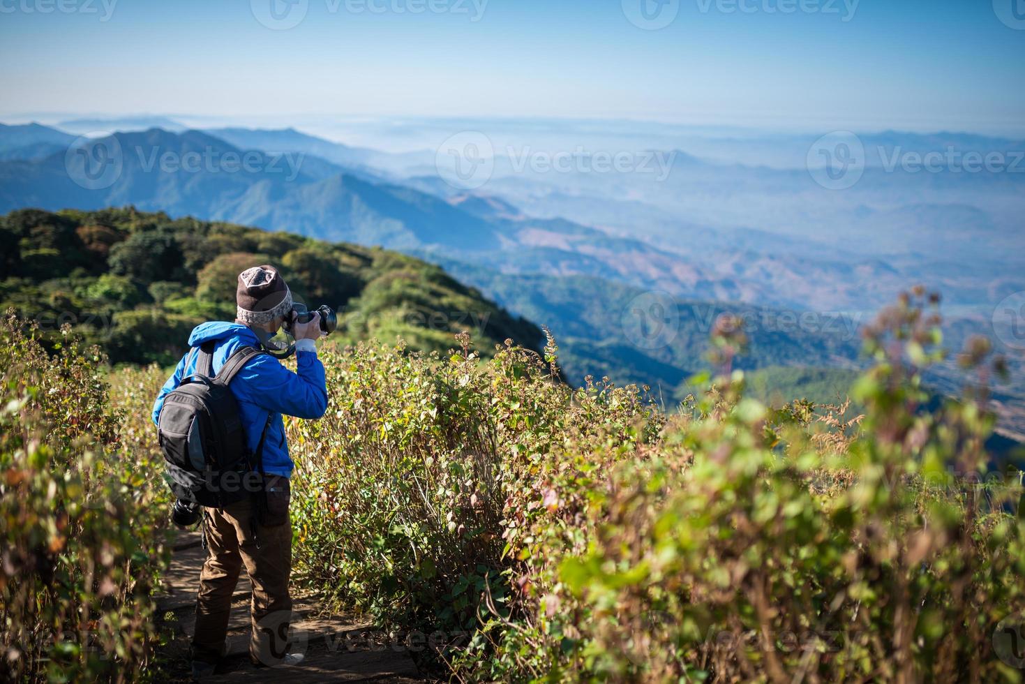 Professioneller Fotograf macht Landschaftsfotos mit der Kamera foto