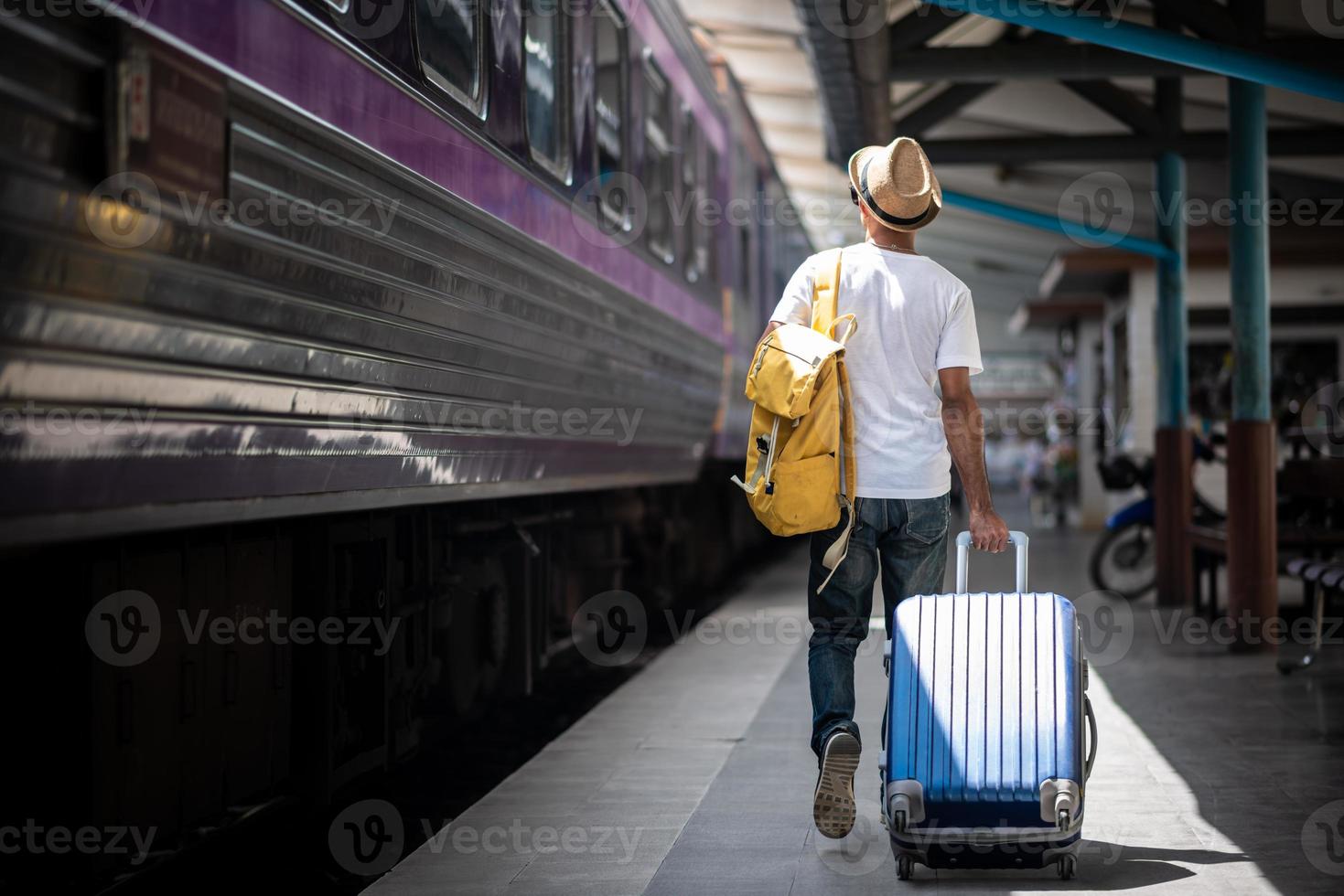 Reisender zu Fuß und wartet Zug am Bahnhof foto