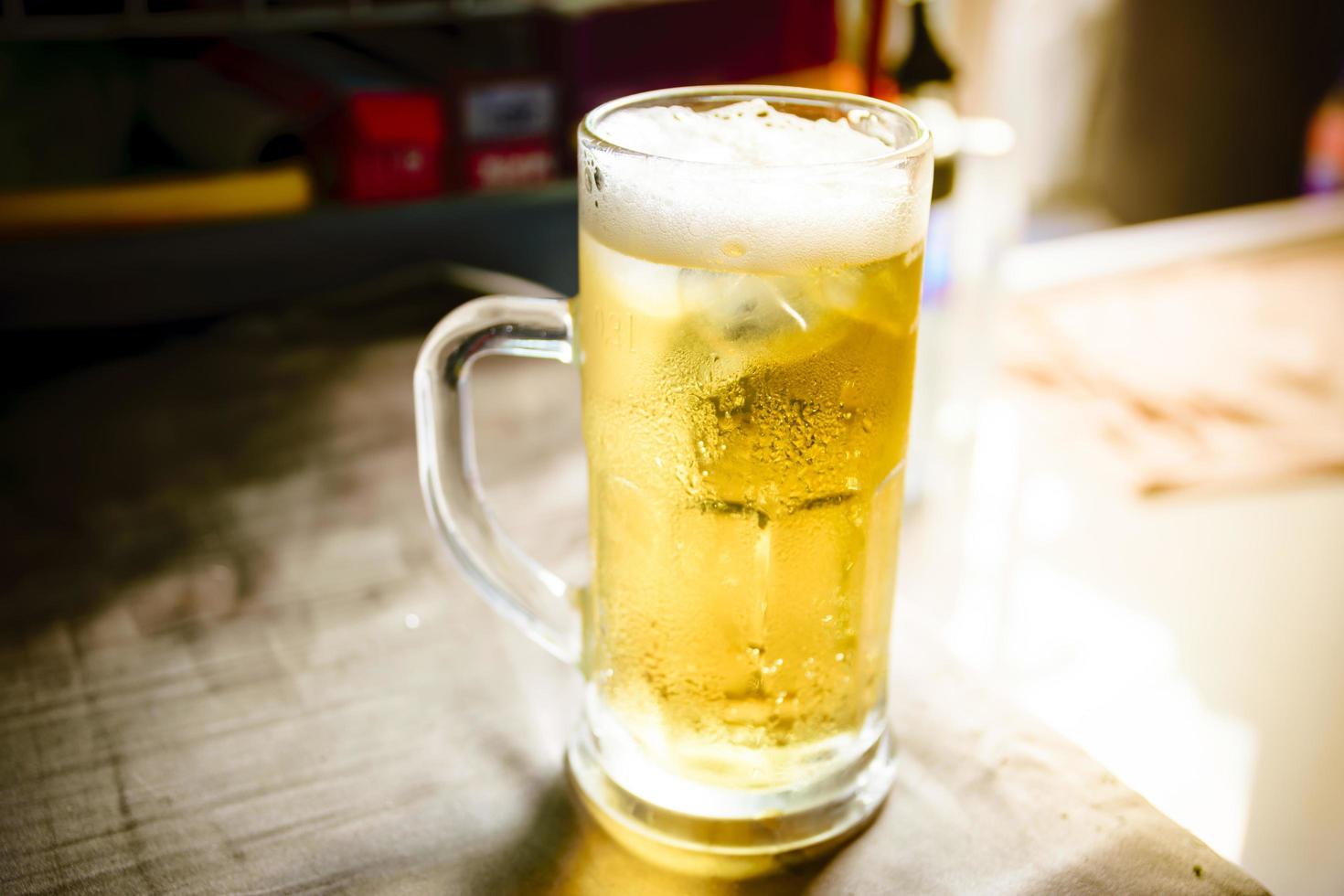 kühles Bier in einem Glas foto