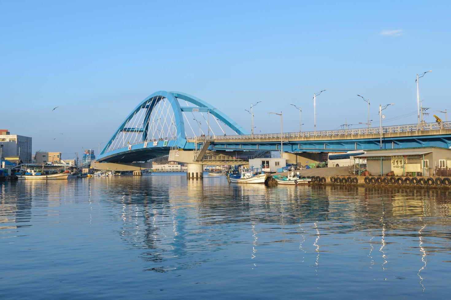 Seoul, Korea 2016 - Brücke über Fluss am Fischerdorf in Korea foto