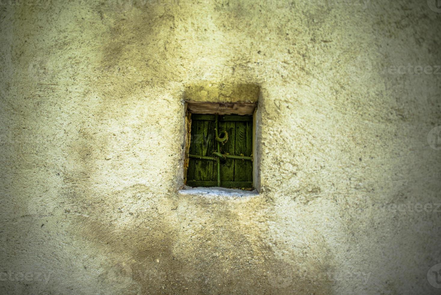 2021427 Sovizzo kleines grünes Fenster foto