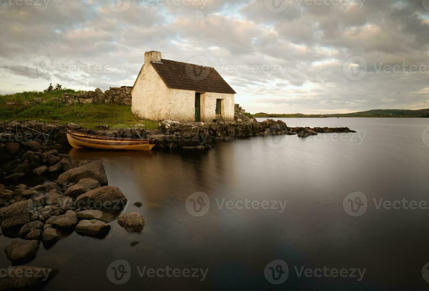 schön Morgen Seeufer Szene von Fischers Hütte und hölzern Boot reflektiert im See beim Geröll, connemara National Park im Bezirk Galway, Irland foto