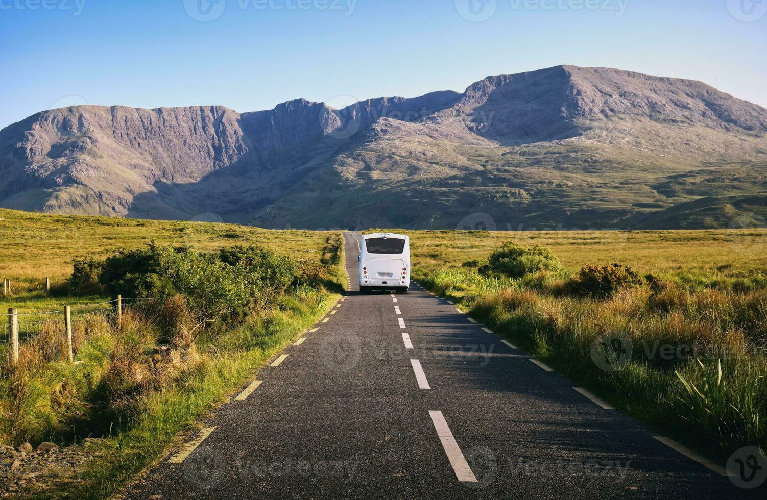 schön Szene mit Autobus Fahren Trog szenisch Natur mit Berge im das Hintergrund beim Bezirk Mayonnaise, Irland foto