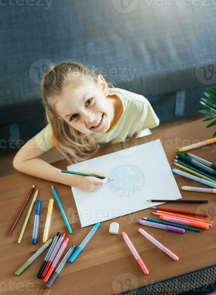 Kind Mädchen Zeichnung mit bunt Bleistifte foto