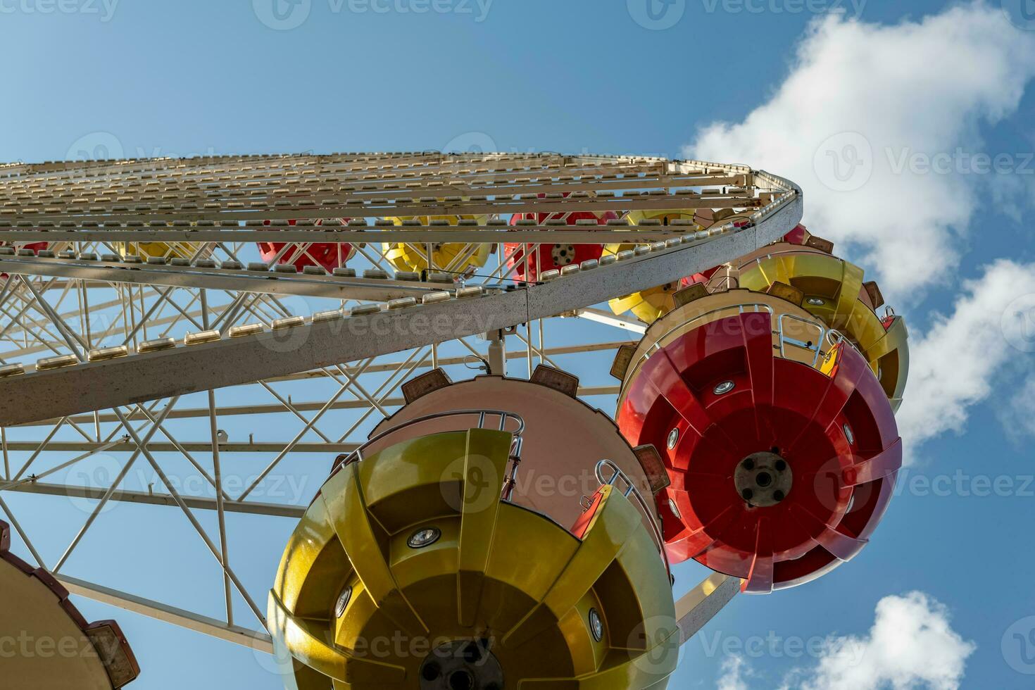 Ferris Rad auf ein Messegelände mit ein Aussicht von unten foto