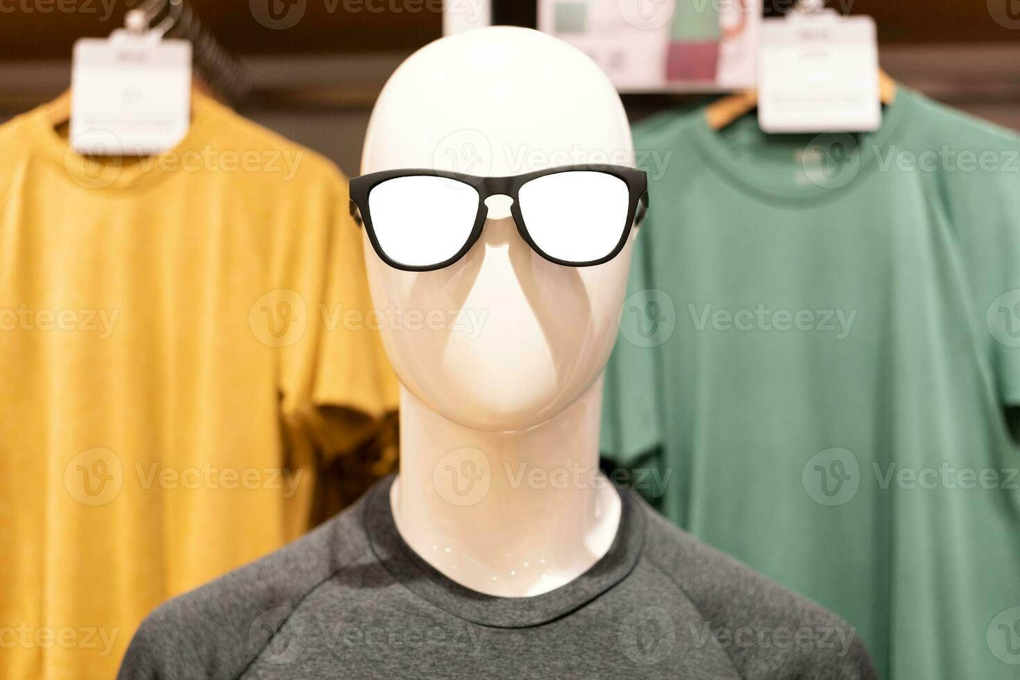Mannequin im Weiß leer Brille auf das Einkaufszentrum. Porträt von männlich Mannequin und Brille. foto