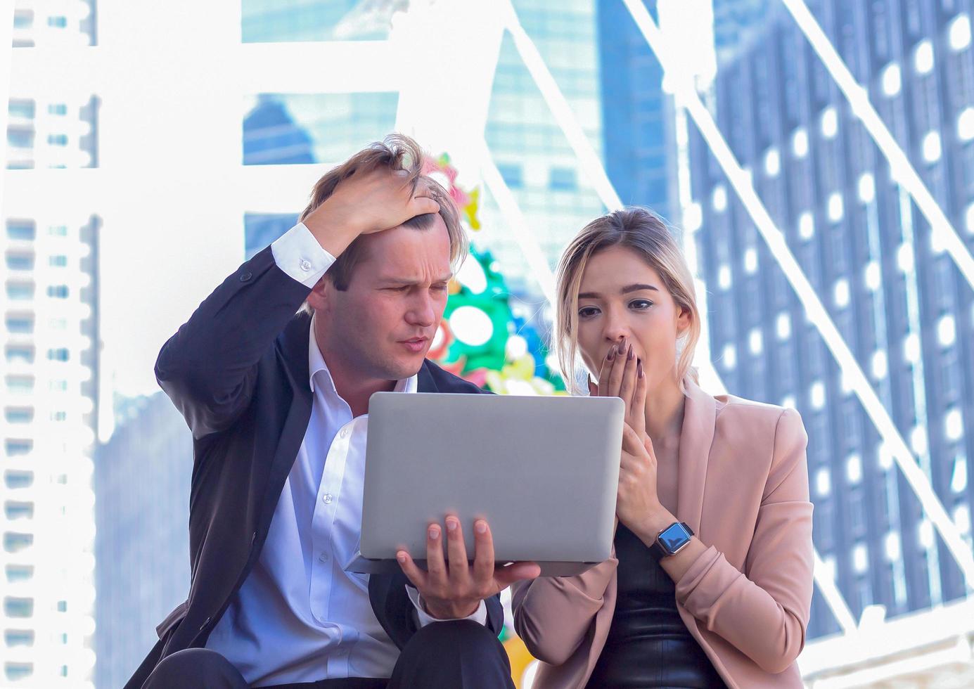 Geschäftsleute sprechen über den Geschäftsmarkt und halten Laptops foto