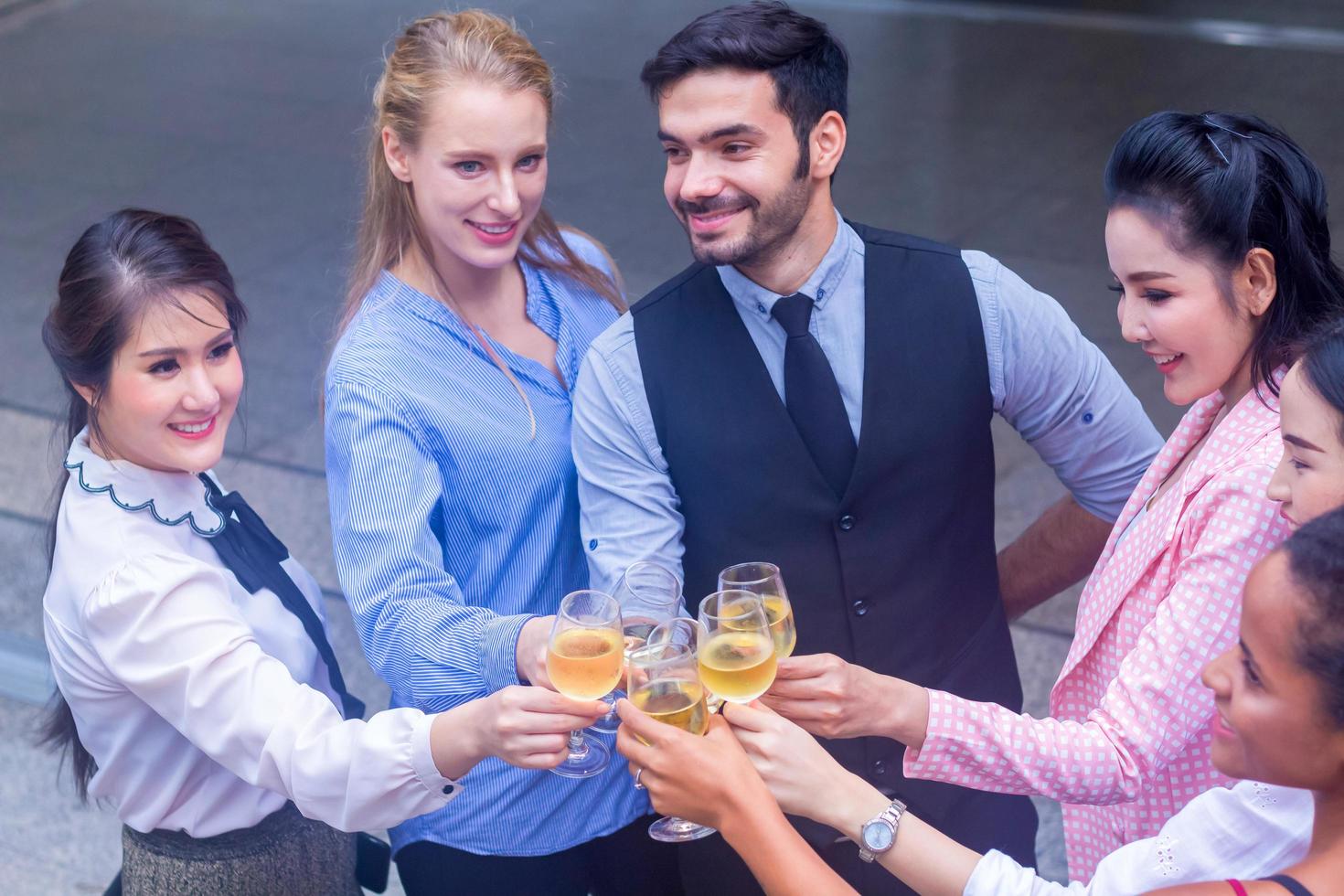 Geschäftsteam, das gerne den Sieg in den Büroalkoholgläsern zusammen mit Wein und Champagner feiert foto