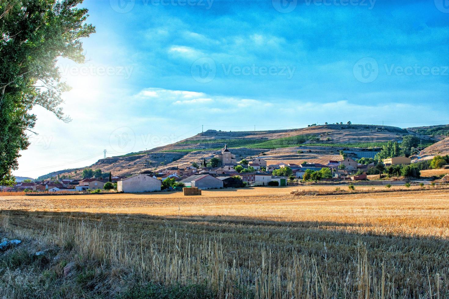 schöne Aussicht auf ein Bauerndorf bei Sonnenuntergang foto