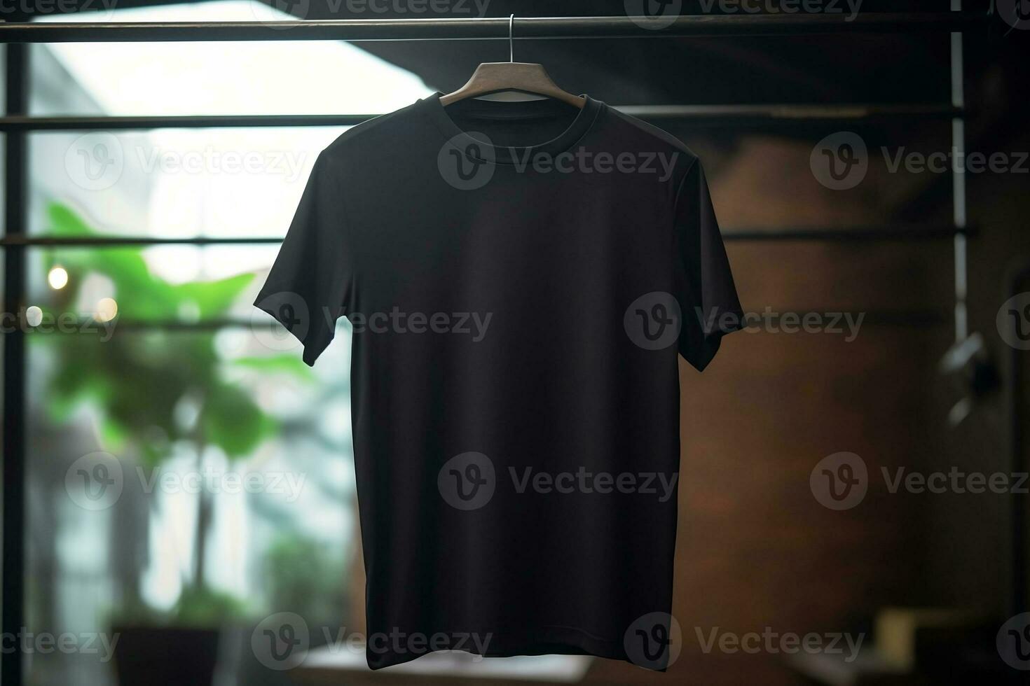 schwarz Baumwolle T-Shirt hängend auf ein Aufhänger, ein Platz zum Text foto