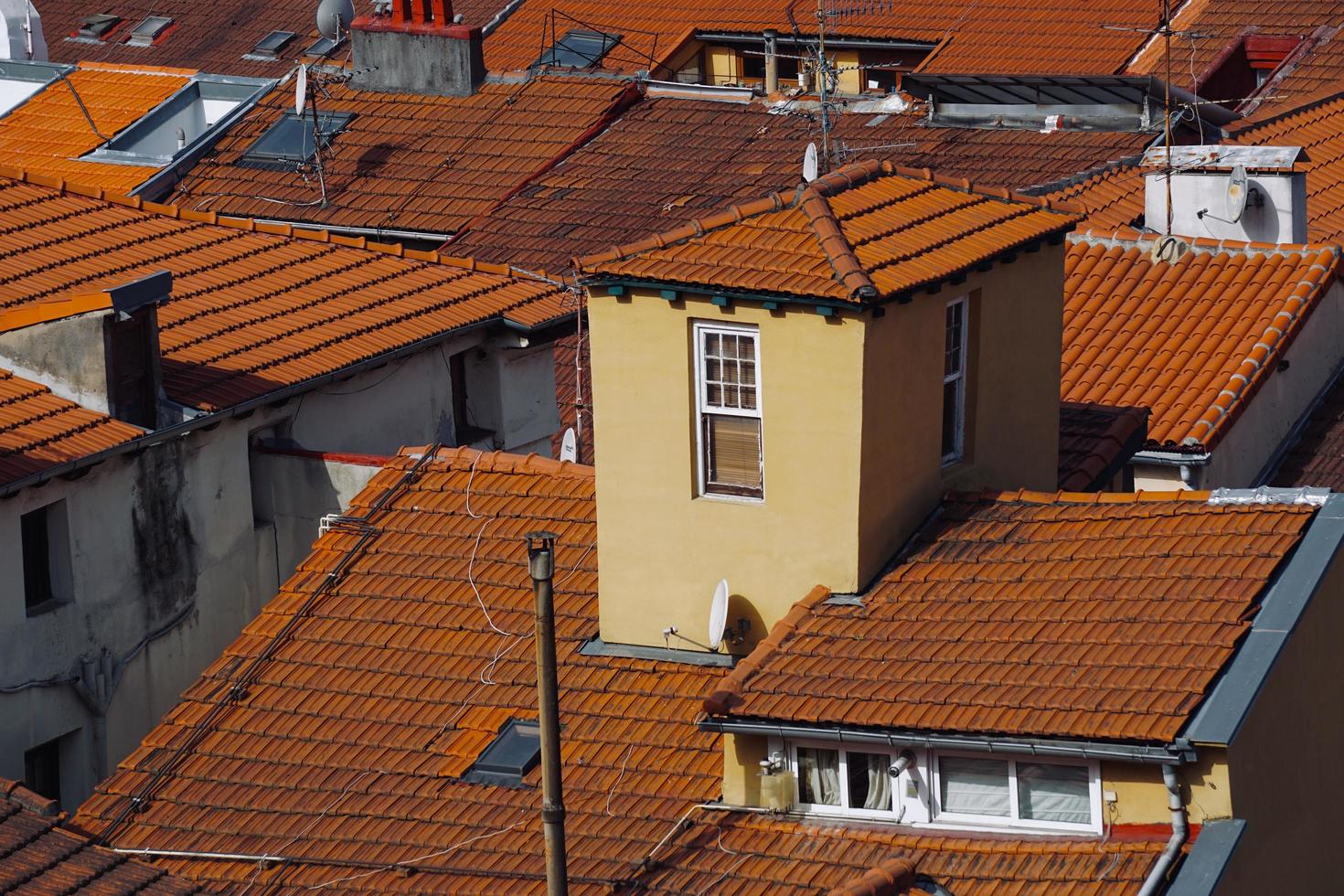 Fenster auf der orangefarbenen Fassade des Hauses foto