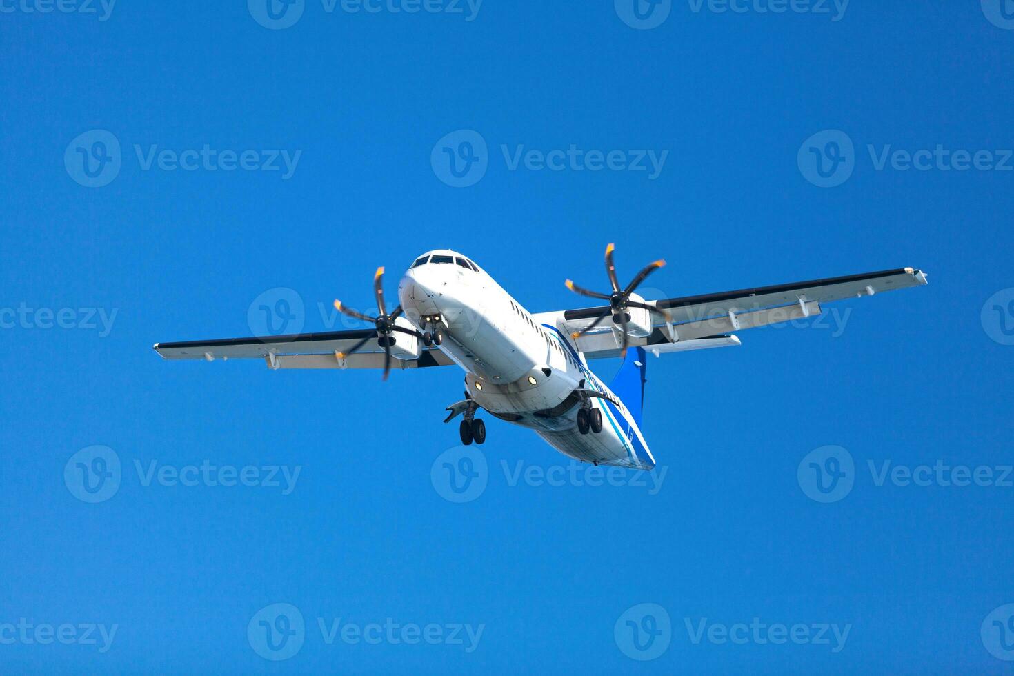 Propeller Flugzeug Landung zu das Flughafen foto