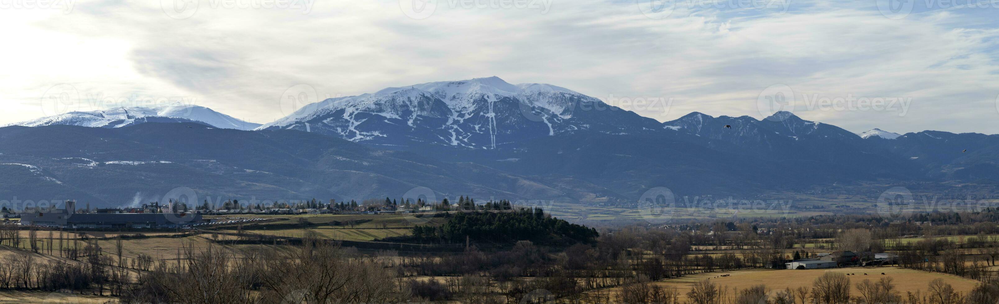 Panorama- Aussicht von das schneebedeckt Berge im das Pyrenäen foto