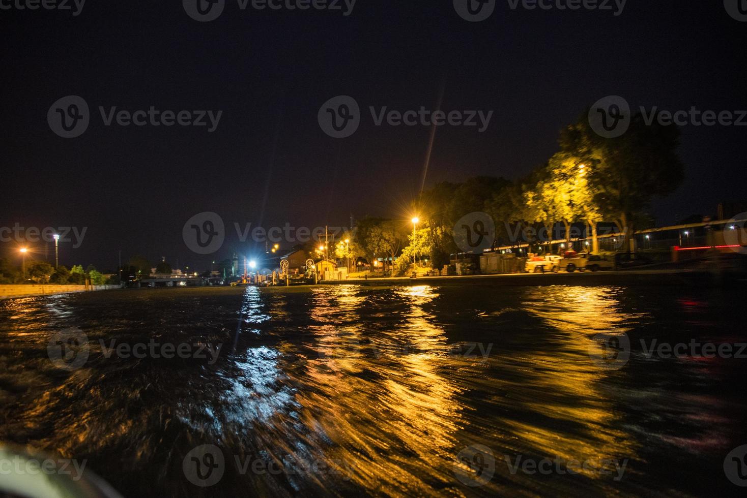 Wasser in der Nacht foto