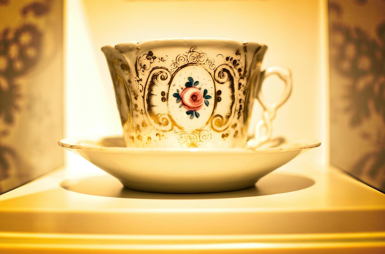 Retro Tasse mit Blume foto