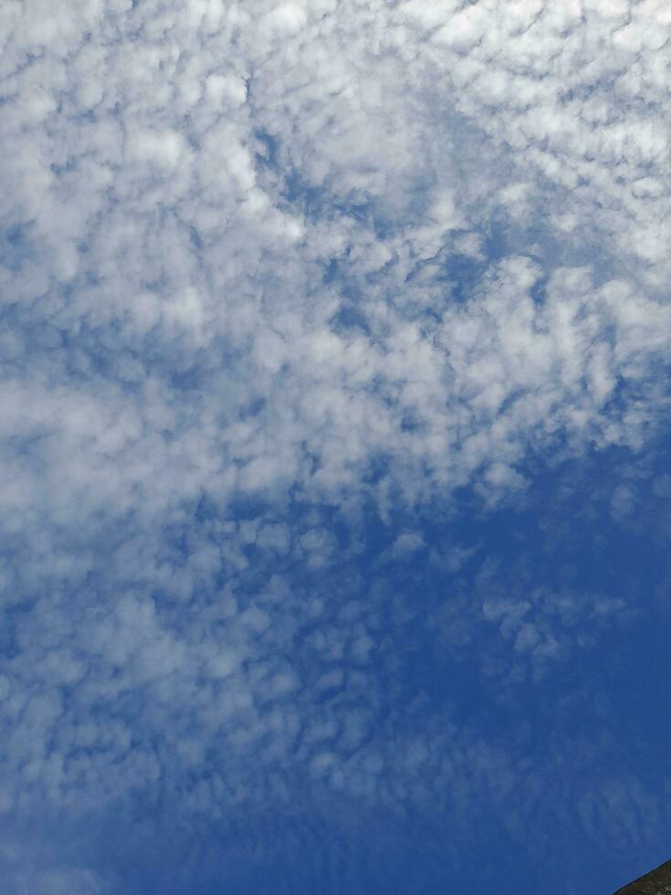 das Weiß Wolken auf das Blau Himmel sind perfekt zum das Hintergrund. Himmelslandschaft auf Lombok Insel, Indonesien foto