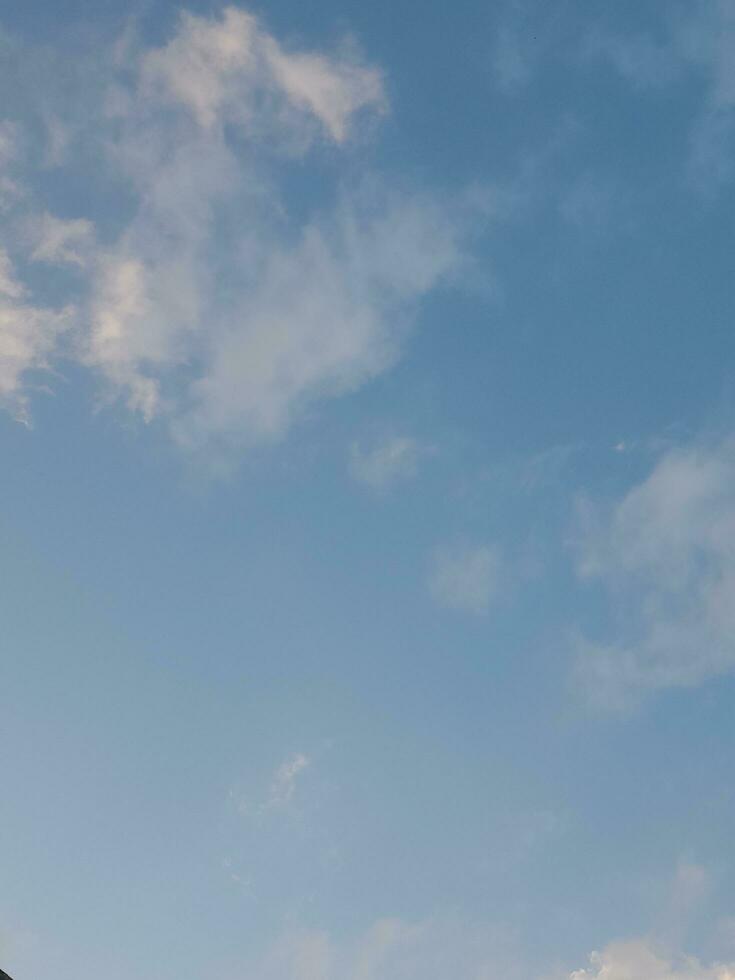 das Weiß Wolken auf das Blau Himmel sind perfekt zum das Hintergrund. Himmelslandschaft auf Lombok Insel, Indonesien foto