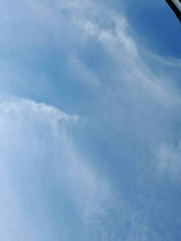 das Weiß Wolken auf das Blau Himmel sind perfekt zum das Hintergrund. Himmelslandschaft auf Lombok Insel, Indonesien foto