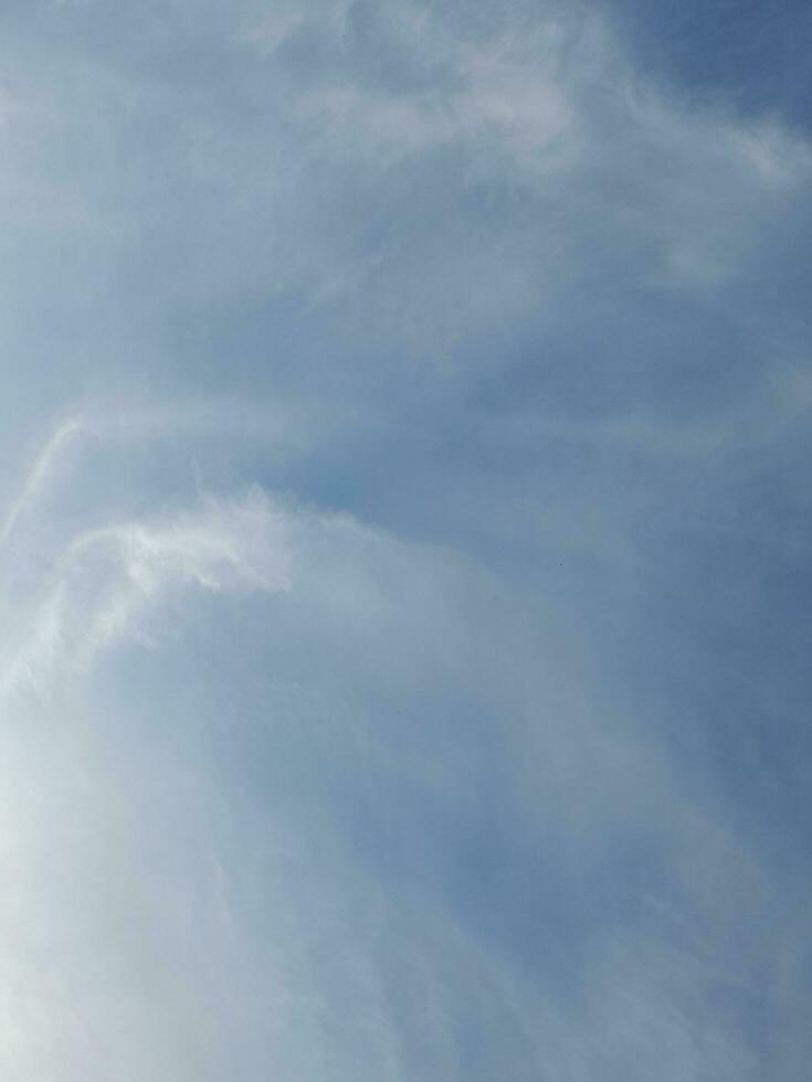 das Weiß Wolken auf das Blau Himmel sind perfekt zum das Hintergrund. Himmelslandschaft auf Lombok Insel, Indonesien foto