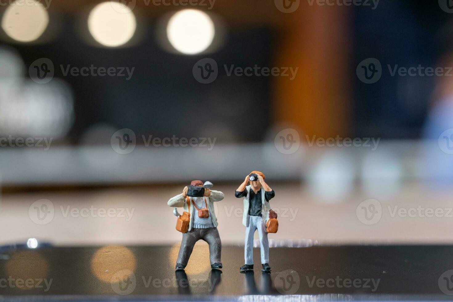 Miniatur Menschen Fotografie halten ein Kamera und Kopieren Raum zum Text foto