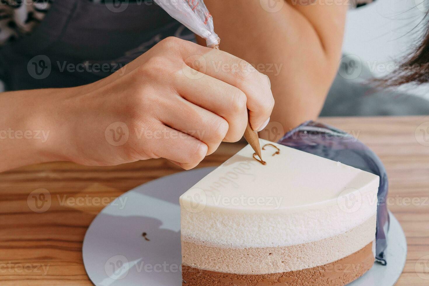 ein Stück von Schokolade Kuchen im das schneiden. Vorbereitung von Mousse Kuchen beim ein kulinarisch Meister Klasse. Kochen beim heim, hausgemacht Essen foto